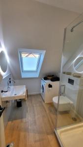une salle de bain avec douche, lavabo et toilettes dans l'établissement Inselblume 34 - Ferienwohnung mit Loggia, à Burg
