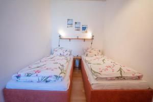 two beds sitting next to each other in a room at Inselblume 11 - Ferienunterkunft am Yachthafen auf Fehmarn in Burgtiefe auf Fehmarn 