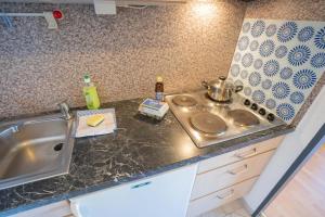 a kitchen counter top with a sink and a sink at Inselblume 11 - Ferienunterkunft am Yachthafen auf Fehmarn in Burgtiefe auf Fehmarn 