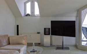 Μια τηλεόραση ή/και κέντρο ψυχαγωγίας στο Inselblume 23 - Ferienwohnung mit 2 Balkonen und Meerblick