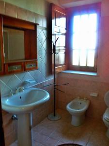 サンタ・ヴェネリーナにあるVilla Maretnaのバスルーム(洗面台、トイレ付)