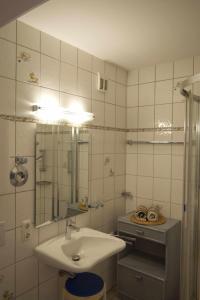 Koupelna v ubytování Inselblume 80 - Gemütliche Ferienwohnung, Blick auf die Fehmarnsundbrücke