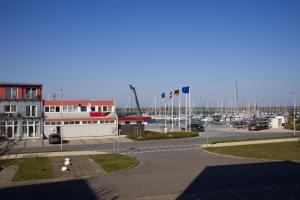 a marina with a bunch of boats in a harbor at Inselblume 73 - Günstige Ferienwohnung am Südstrand in Burgtiefe auf Fehmarn 