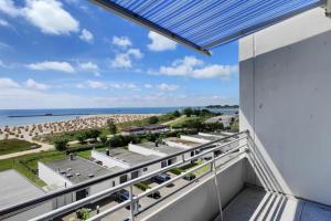 Elle comprend un balcon offrant une vue sur la plage. dans l'établissement Inselblume 59 - Moderne Ferienwohnung mit Meerblick, à Burgtiefe auf Fehmarn 