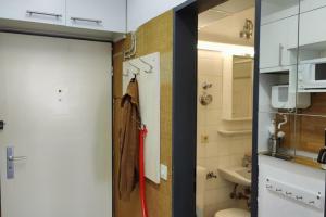 - une porte menant à une salle de bains pourvue de toilettes et d'un lavabo dans l'établissement Inselblume 59 - Moderne Ferienwohnung mit Meerblick, à Burgtiefe auf Fehmarn  8 autres photos