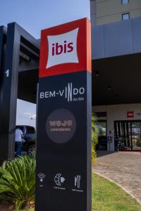 Un certificado, premio, letrero u otro documento en ibis Barra do Garças