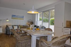 a kitchen and living room with a table and chairs at Inselblume 36 - Schöne Ferienwohnung in Neue Tiefe in Neue Tiefe Fehmarn