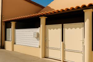a pair of garage doors on a house at La Villa Mar Y Sol - Bord de mer in Fos-sur-Mer