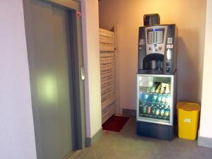 um frigorífico com comodidades para preparar café em cima em Guest House Roma Express em Ladispoli