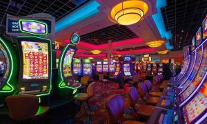 un casinò con molte slot machine e tavoli di Riverwalk Casino Hotel a Vicksburg