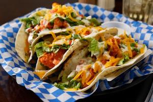 due tacos in un cestino di carta su un tavolo di Riverwalk Casino Hotel a Vicksburg