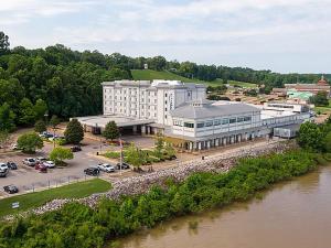 vista aerea di un edificio accanto a un fiume di Riverwalk Casino Hotel a Vicksburg