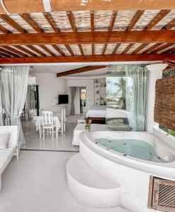 Un baño grande con bañera en una habitación. en Casa Ibiza Arraial d'Ajuda, en Arraial d'Ajuda