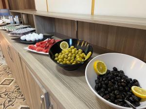 een buffet met fruitschalen op de toonbank bij Simperia in Safranbolu