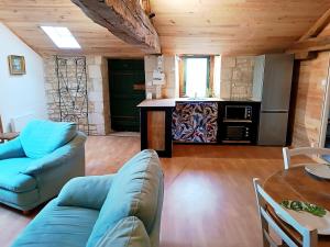 a living room with a couch and a kitchen at Appartement, centre ville, 2 chambres, 6 pers in Loudun