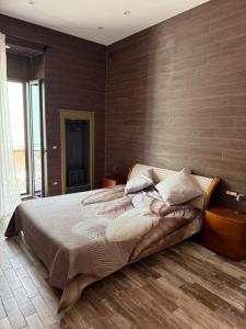 モーラ・ディ・バーリにあるLa Casa del Caribeの木製の床と大きなベッドのある寝室