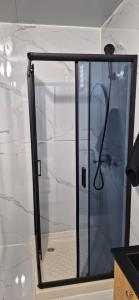 Et badeværelse på הבקתות של מאי + 20 billeder