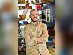 een man zit met zijn armen over elkaar bij ibis Styles Saint Nazaire Centre Gare in Saint-Nazaire