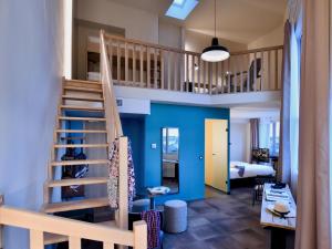 een woonkamer met een trap en een blauwe muur bij ibis Styles Saint Nazaire Centre Gare in Saint-Nazaire +73 foto's