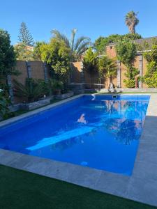 La alberca dentro o cerca de Plattekloof Queens Guest House