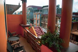 Sapa Central House في سابا: شرفة مع طاولة وكراسي ومباني