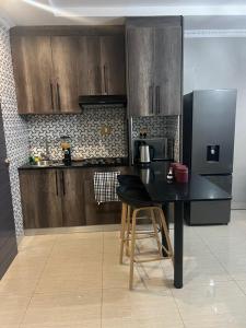 Una cocina con una mesa negra y un refrigerador. en Mountain Top Luxury Villas, en Mbabane