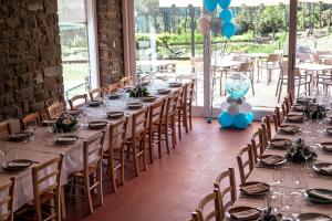 a long table in a room with tables and chairs at Casa di Palaia in Strada +39 photos