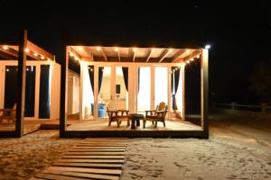 un padiglione con due sedie e un tavolo nella neve di Wine Hotel Punta Arena a Bahía de los Ángeles Altre 10 foto