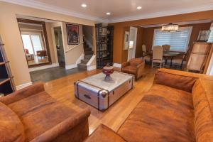 a living room with two couches and a table at Sac Camp Delta Garden Retreat in Sacramento