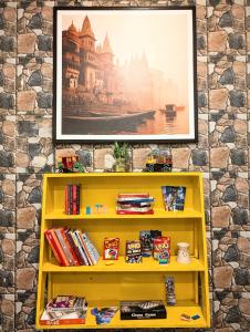 Knihovna v hostelu + 37 fotografií