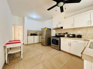 Kuchyň nebo kuchyňský kout v ubytování Casa Céntrica con Alberca!