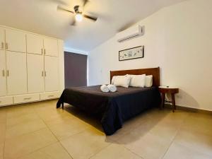 Postel nebo postele na pokoji v ubytování Casa Céntrica con Alberca! + 40 fotografií