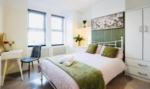 ein Schlafzimmer mit einem Bett, einem Schreibtisch und einem Stuhl in der Unterkunft Home away from home in Northampton