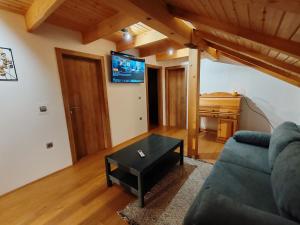 TounjにあるHoliday home Poljakのソファとテーブルのあるリビングルーム