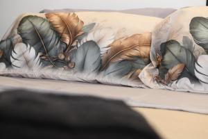 a painting of leaves on a wall at Kocohouse Casa vacanze in Marino