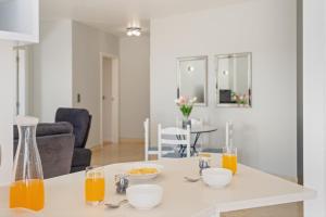 a table with orange juice and a bowl of food at Fórum Glam 5B by Homie in Ilhéu do Gorgulho