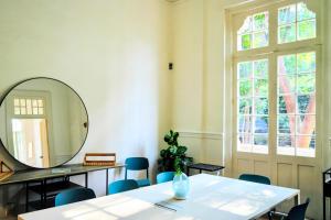 a mirror in a room with a table and chairs at Casa Amelio Roma Norte in Mexico City