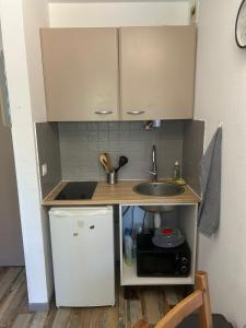 Η κουζίνα ή μικρή κουζίνα στο Studio au calme - 10 min des cures thermales à pied