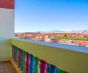 ein Balkon mit Blick auf die Stadt in der Unterkunft SUD-EST palace in Aït Igad
