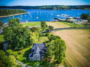 una vista aérea de una gran casa a orillas de un lago en The Kitch'inn - Boutique Inn and Wine Bar, en Mahone Bay