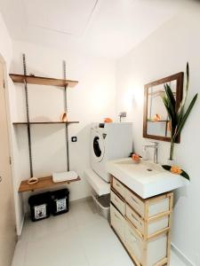 a bathroom with a sink and a mirror at Charmant logement avec accès privé à la plage in Moorea