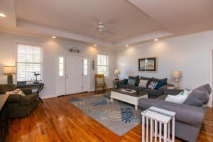 una sala de estar con un sofá y una mesa en Suite Caroline, en Edisto