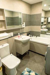 une salle de bain avec toilettes, lavabo et baignoire dans l'établissement Modern, Luxury 3BR near Airport, PS4 Fast Wi-fi, Workstation, à ULN 15 autres photos