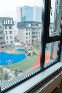 vue d'une aire de jeux depuis une fenêtre dans l'établissement Modern, Luxury 3BR near Airport, PS4 Fast Wi-fi, Workstation, à ULN