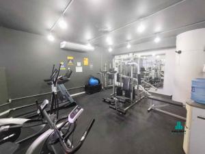een fitnessruimte met diverse hometrainers in een kamer bij Scala Residenza By Holiday Stays in Fortaleza