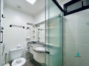 een badkamer met toilet en wastafel bij Scala Residenza By Holiday Stays in Fortaleza +8 foto's