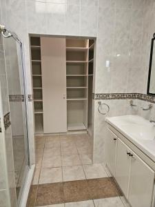 Un baño con ducha, lavabo e inodoro. en Fair View, en Somerset West