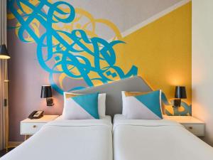 Postel nebo postele na pokoji v ubytování ibis Styles Dubai Deira