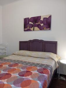 Un dormitorio con una cama con un edredón colorido. en Villa Gonçalo, en Caldas da Rainha 51 fotos más