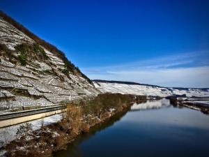 a river with snow on the side of a mountain at Golfblick in Bekond